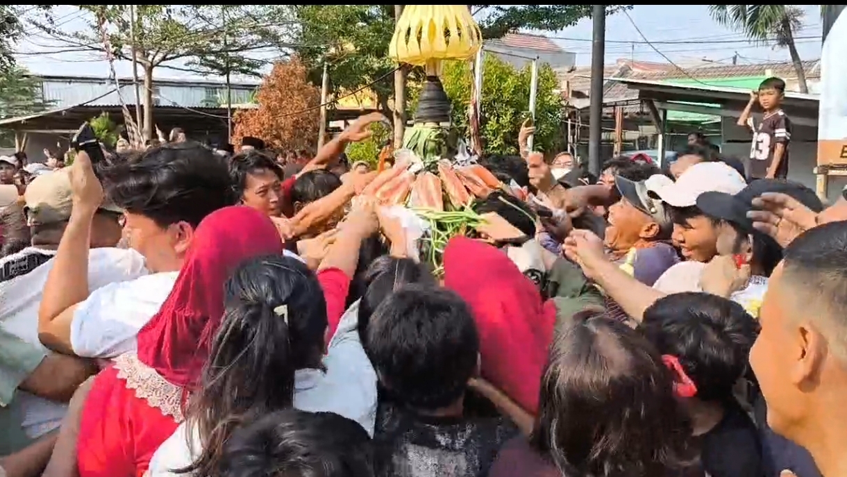 Warga Berebut Gunungan Sayuran dan Buah di Sedekah Bumi HUT RI ke-81 di Bekasi