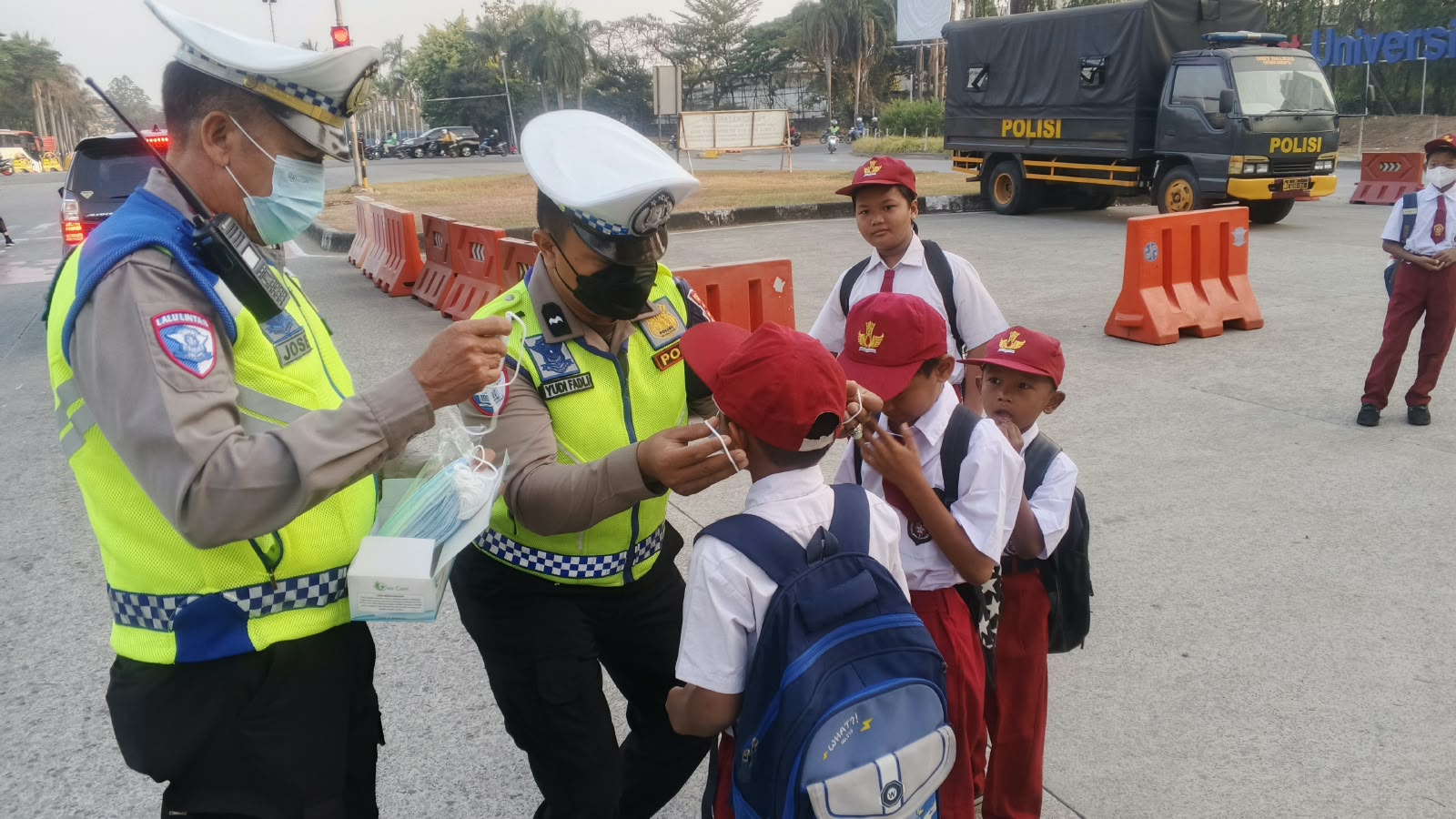Cegah Dampak Abu Vulkanik Anak Krakatau, Sat Lantas Polres Metro Bekasi Bagikan Masker kepada Masyarakat