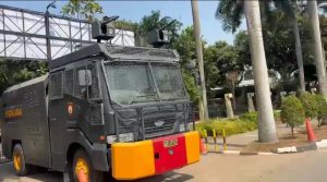 Sat Samapta Polres Metro Bekasi Semprot Endapan Abu Vulkanik di Jalan Cikarang Baru Raya